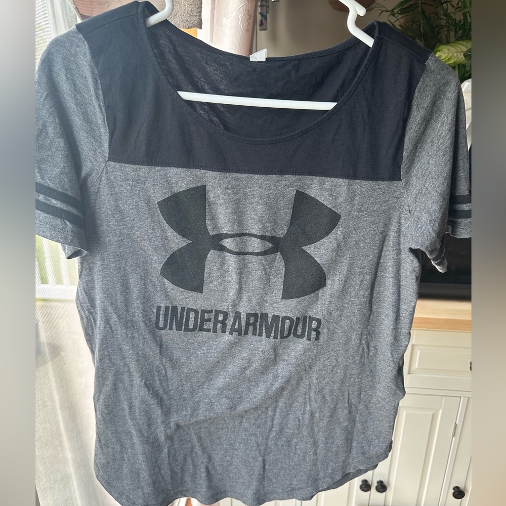 Under Armour T-Shirt Gray and Black size Small heat gear